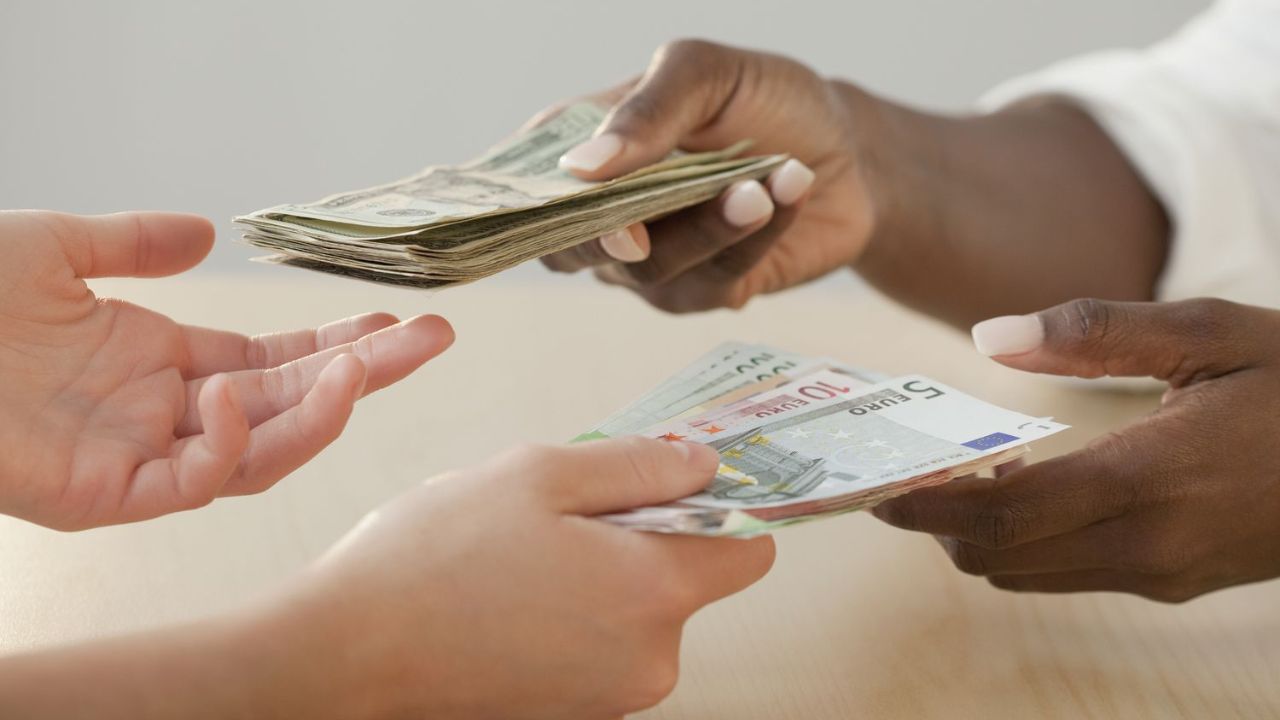 The Best Times to Convert Euro to USD Based on Historical Data